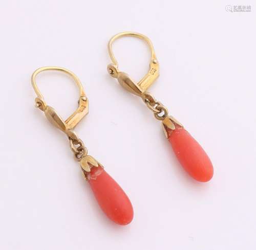 Brisures, 333/000, with a teardrop-shaped red coral.