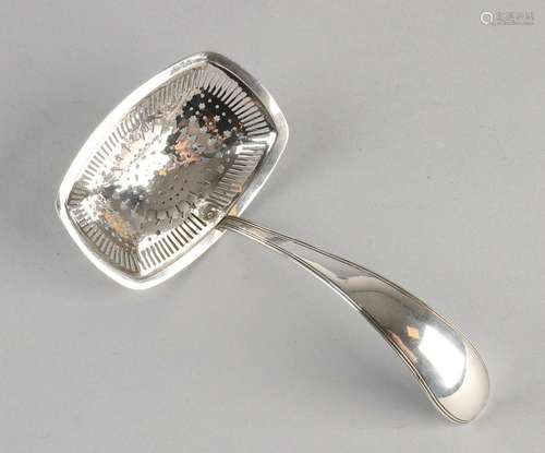 835/000 Silver Empire dispensing spoon with fine