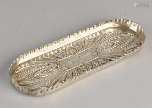 Oval silver pen tray, 925/000, with scalloped rim. At