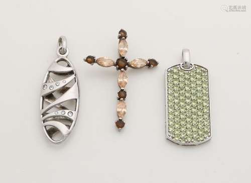 Three silver pendants, 925/000, occupies a rectangular