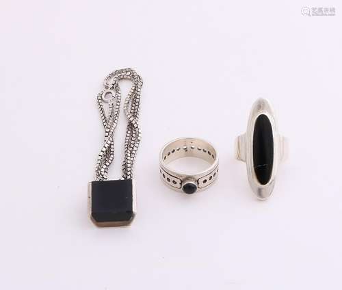 Three silver jewelry with onyx, 925/000, a band ring