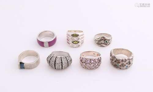 Lot 7 silver rings, 925/000, with colored stones.