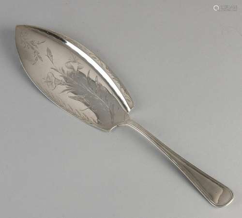 835/000 silver fish slice with fine floral engraving