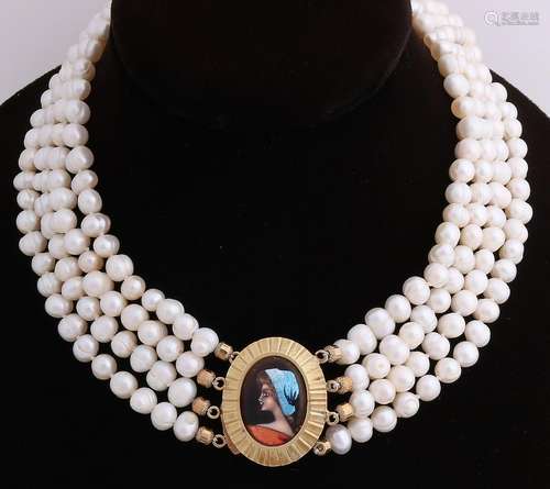 Collier of fresh water pearls, diameter 6 mm, with 4