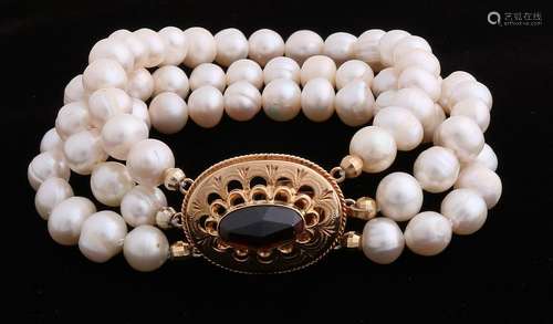 Bracelet with 3 rows of fresh water pearls, diameter 8