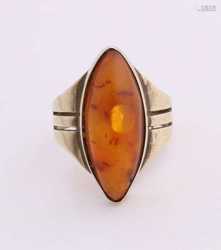 Ring, 333/000, with marquis-shaped amber. 25x11mm. ø 61