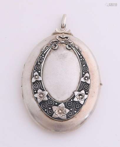 Large alpaca medallion, oval model decorated with a