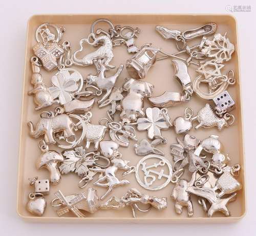 Lot with various silver charms, various levels. With