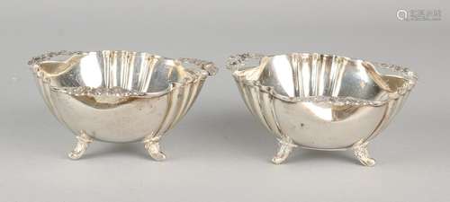 Two silver trays, 925/000, triangular gecontourneerd