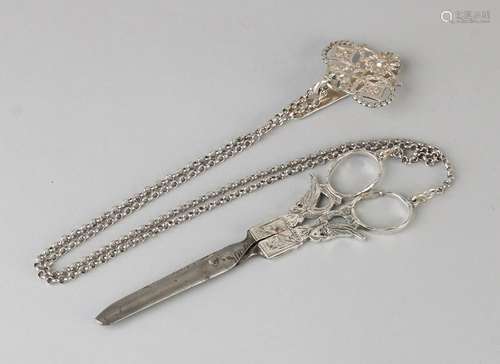 Silver scissors with chain and rokhaak, 833/000.