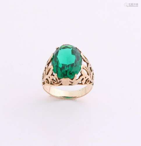 Ornate yellow gold ring, 585/000, with green stone.