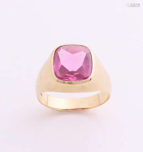 Yellow gold signet ring, 585/000, with square cut pink