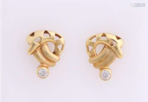 Pair of yellow gold earrings, 585/000, open work with a