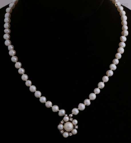 Pearl necklace in the middle is provided with a hanger