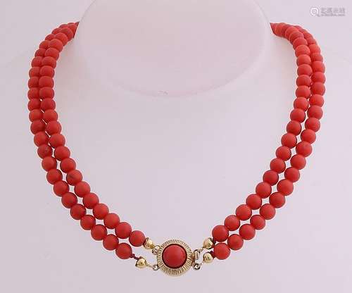 Necklace of coral with yellow gold clasp, 585/000.