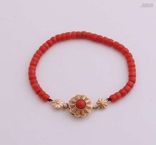 Fine bracelet with coral and yellow gold clasp,