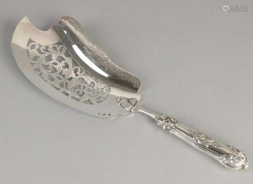 Silver fish slice, 833/000, with cut and engraved scoop