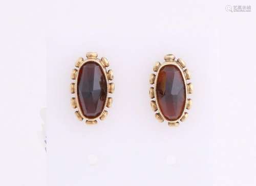 Yellow gold earrings, 585/000, with garnet. Oval