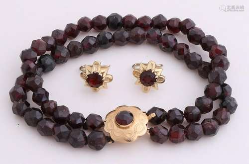 Bracelet and earrings with garnet. Bracelet with 2 rows