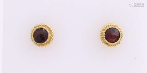 Yellow gold earrings, 585/000, with garnet. Small round