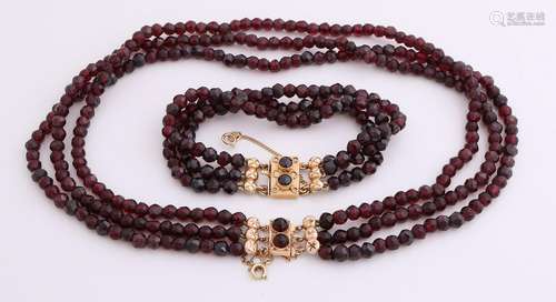 Collier and bracelet of garnet with gold closure,