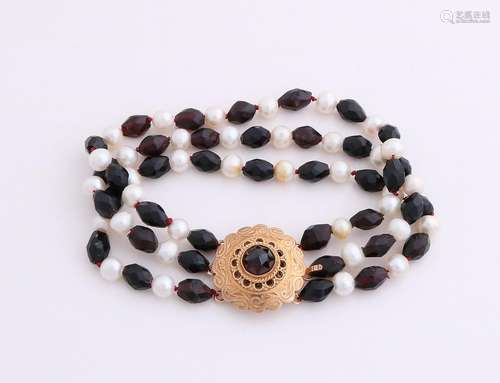 Bracelet with garnet and pearl is provided with a