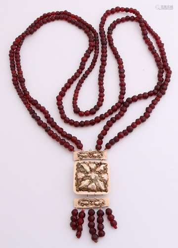 Collier garnet yellow gold pendant, 585/000. Long