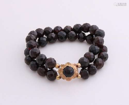 Bracelet with 2 row garnet, ø 9.5 mm, attached to a