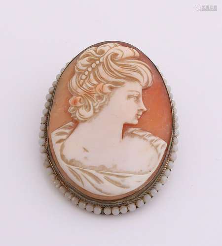 Large brooch / pendant with a cameo in a white metal