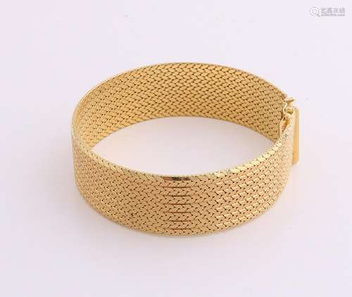 Wide double braided bracelet with bakslot and safety.