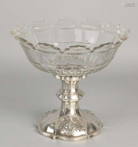 Crystal fruit bowl on silver stand, 833/000. Round dish