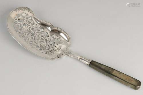 Silver fish, 833/000, with wooden handle. Fish slice