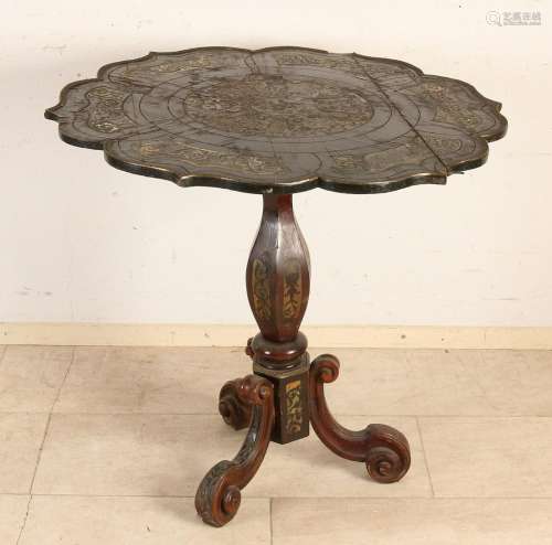 18th Century English tiltop table gecontourneerd leaf,