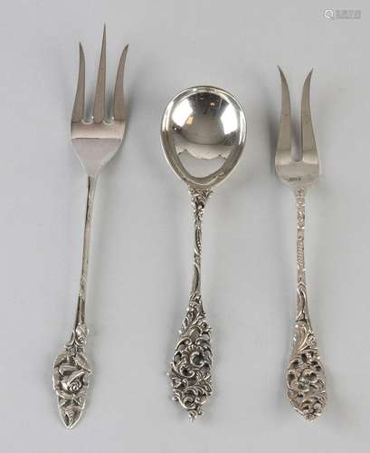 835/000 silver cake fork with floral stalk. Length: 17