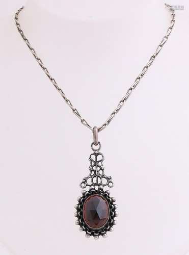 Silver necklace and pendant, 833/000, with garnet. A