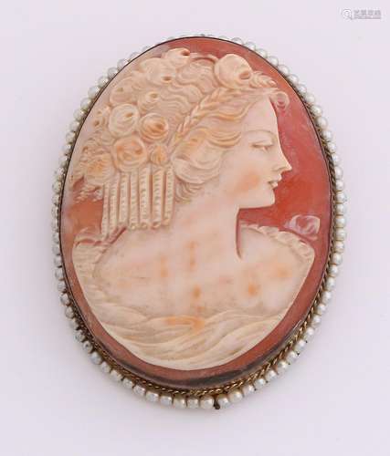 Brooch of yellow metal with an edge with small pearls