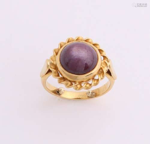 Yellow gold ring, 585/000, with star ruby. Ring with a