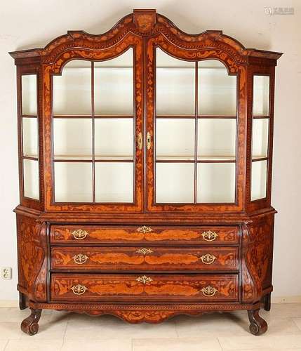 Dutch Baroque cabinet-top cabinet. Root notes with