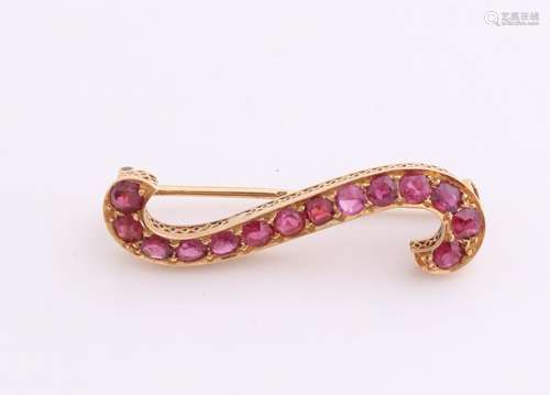 Yellow gold brooch, 750/000, with ruby. Broche in a