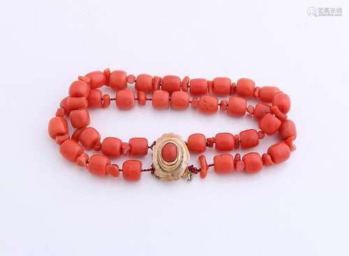 Bracelet coral with yellow gold clasp, 585/000.