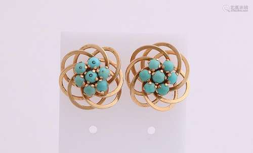 Generous golden earrings, 585/000, with a rosette of