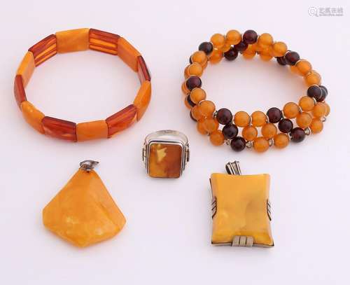 Lot 5 of jewelery with amber, two bracelets from