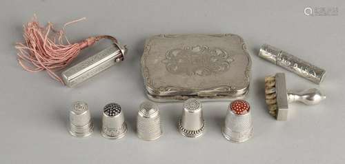 Lot silver with lipstick holders 2, 5 thimbles, and a