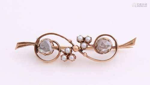 Yellow gold brooch, 585/000, with diamond and pearl.