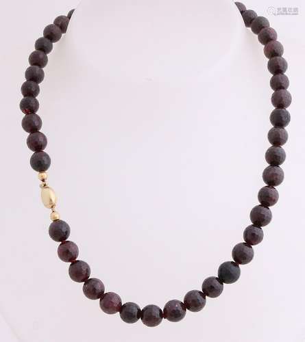 Collier faceted garnets, ø 8.5 mm, mounted on an oval