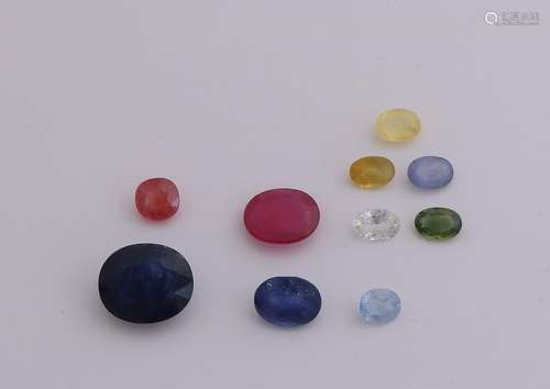 Lot with sapphires, a blue oval faceted sapphire 11.25