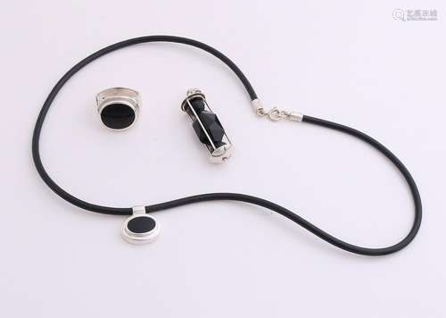 Three silver jewelry with black stones, 925/000.