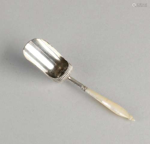 833/000 silver tea scoop with ribbed kolenschepbak and