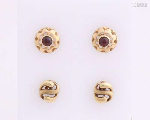 Two pairs of yellow gold earrings, 585/000, a pair of