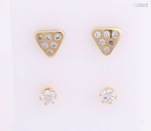 Two pair of yellow gold earrings, 585/000, with cubic